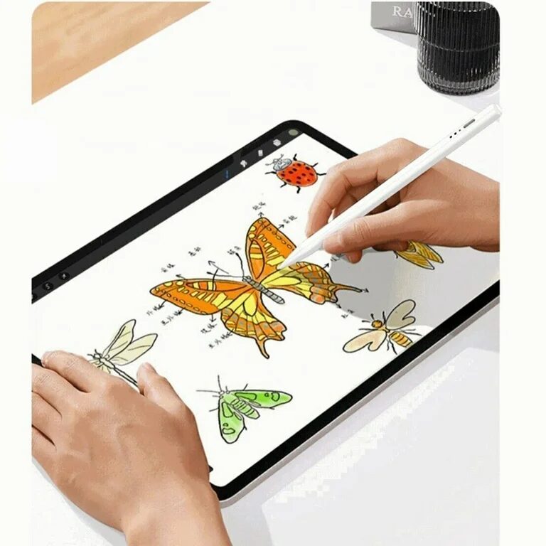 Apple Pencil ProでiPad mini 7に描画している様子の画像